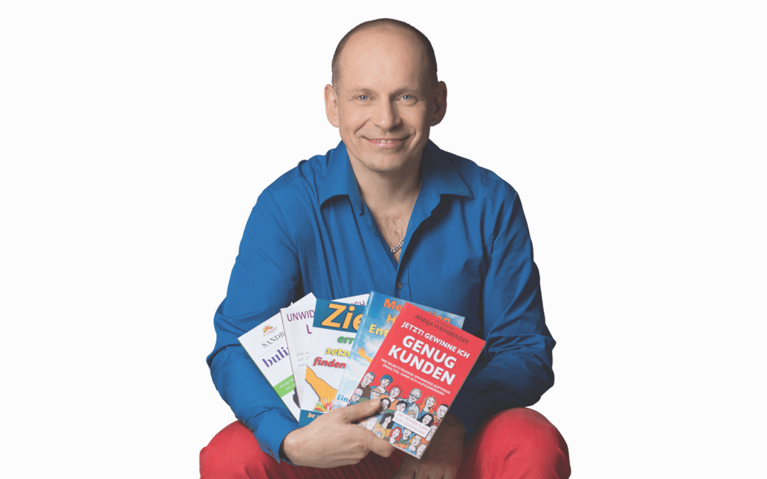 "Ran an die Tasten und schreib das Ding!" - Warum ein Buch die perfekte Verbindung von online und offline ist. Interview mit Buchmentor Tom Oberbichler